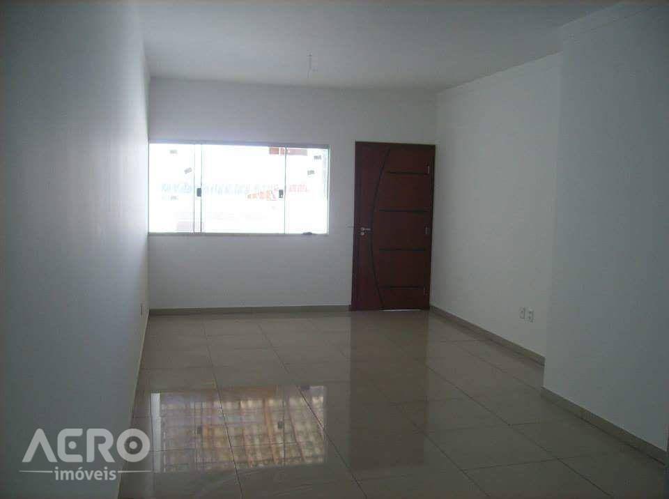 Casa à venda com 3 quartos, 150m² - Foto 1