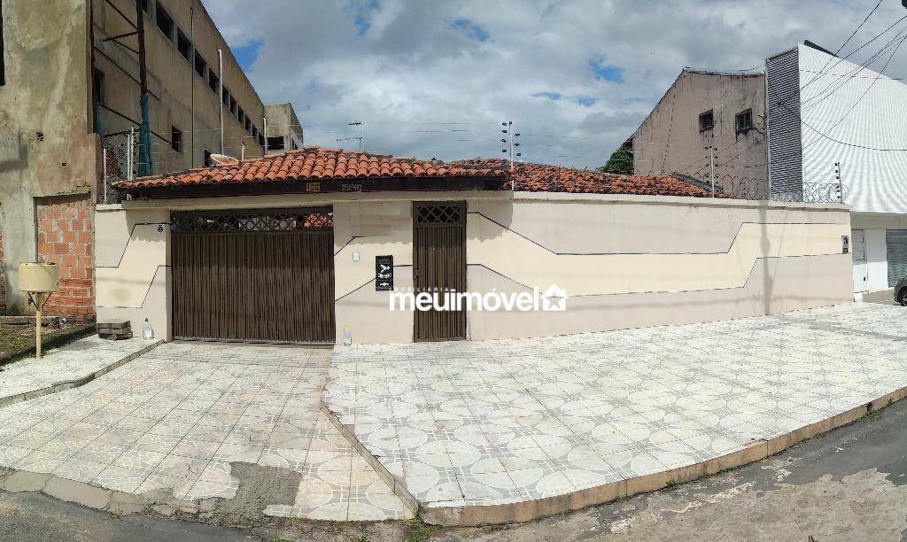 Casa à venda com 6 quartos, 260m² - Foto 1