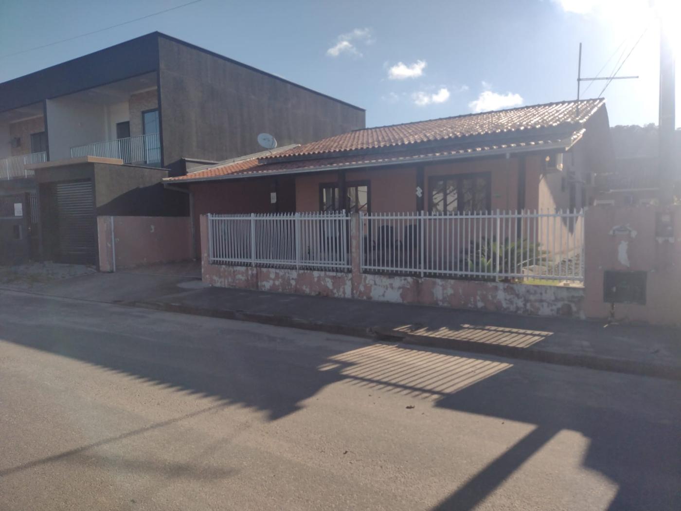 Casa à venda com 3 quartos, 325m² - Foto 1