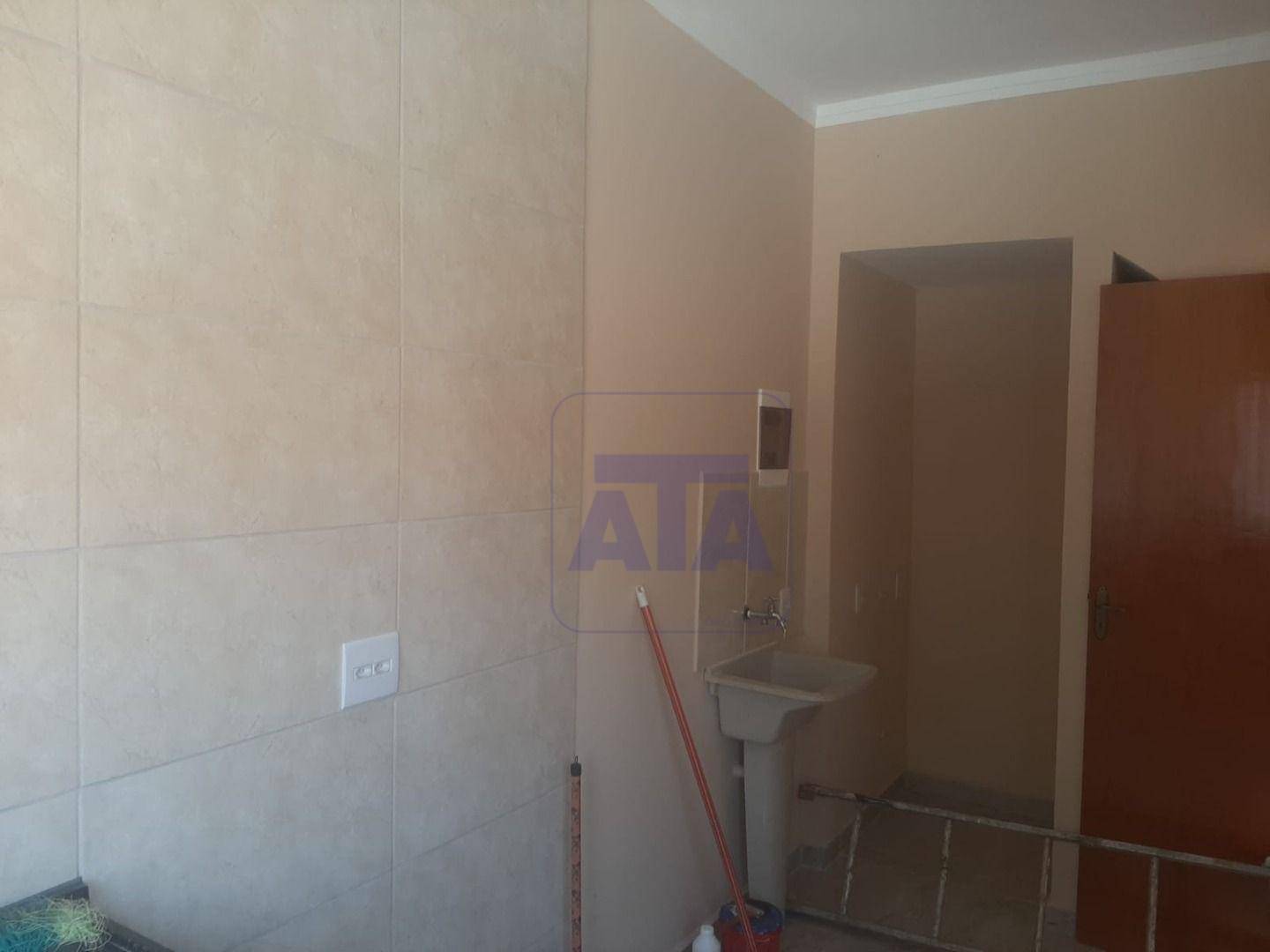 Casa à venda com 2 quartos, 60m² - Foto 4