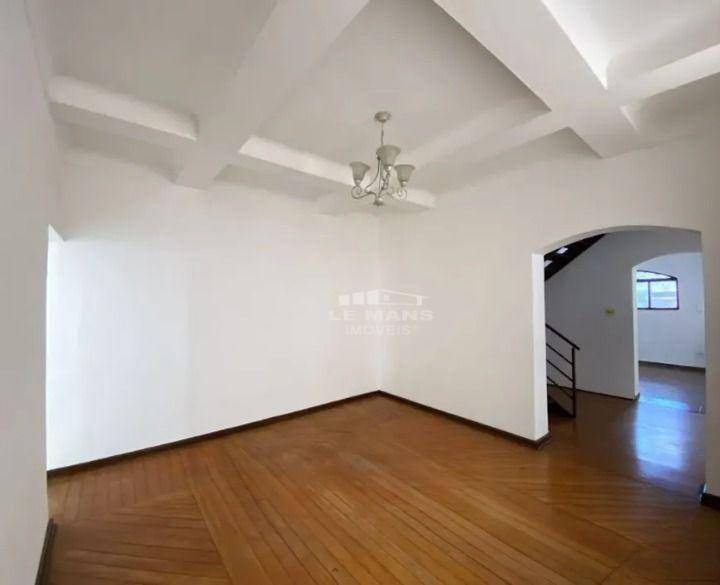 Casa para alugar com 4 quartos, 210m² - Foto 1