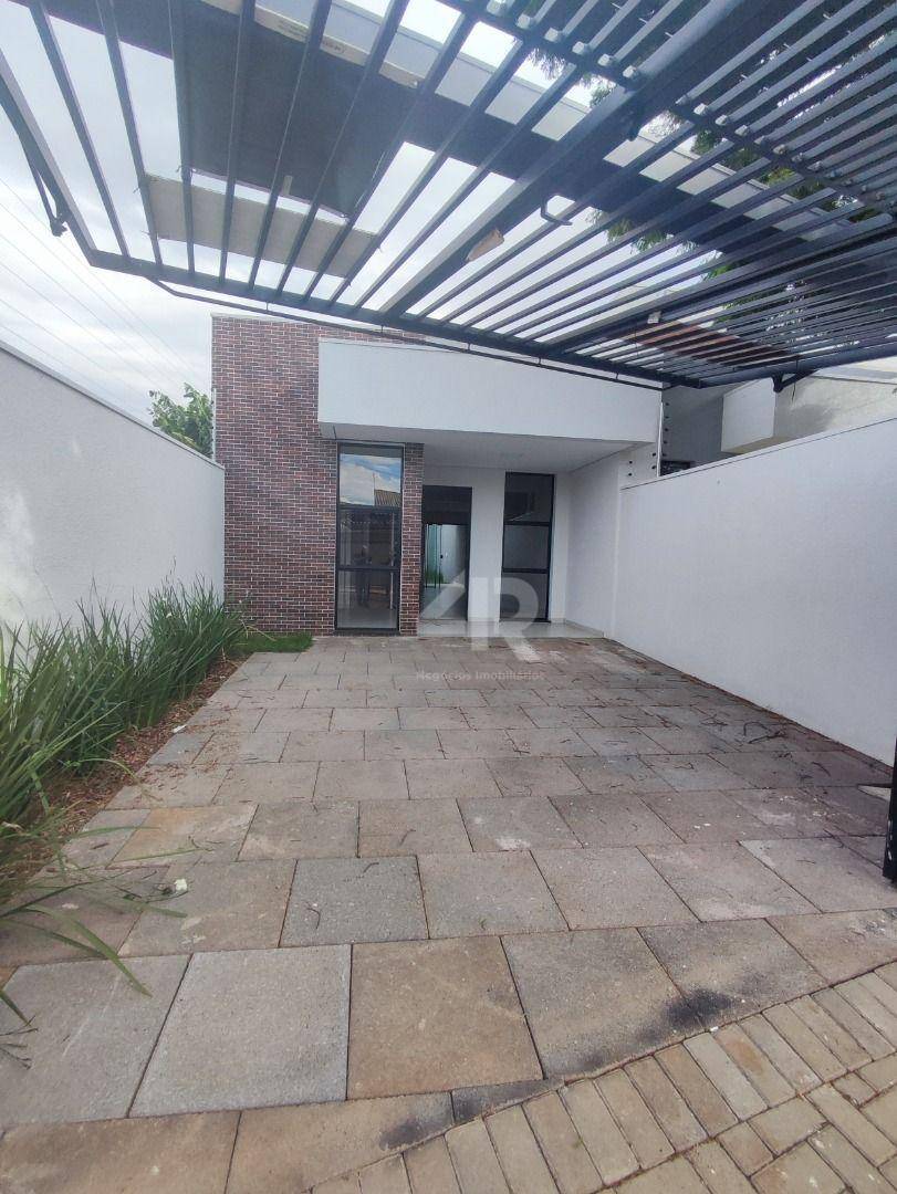 Casa à venda com 3 quartos, 77m² - Foto 1