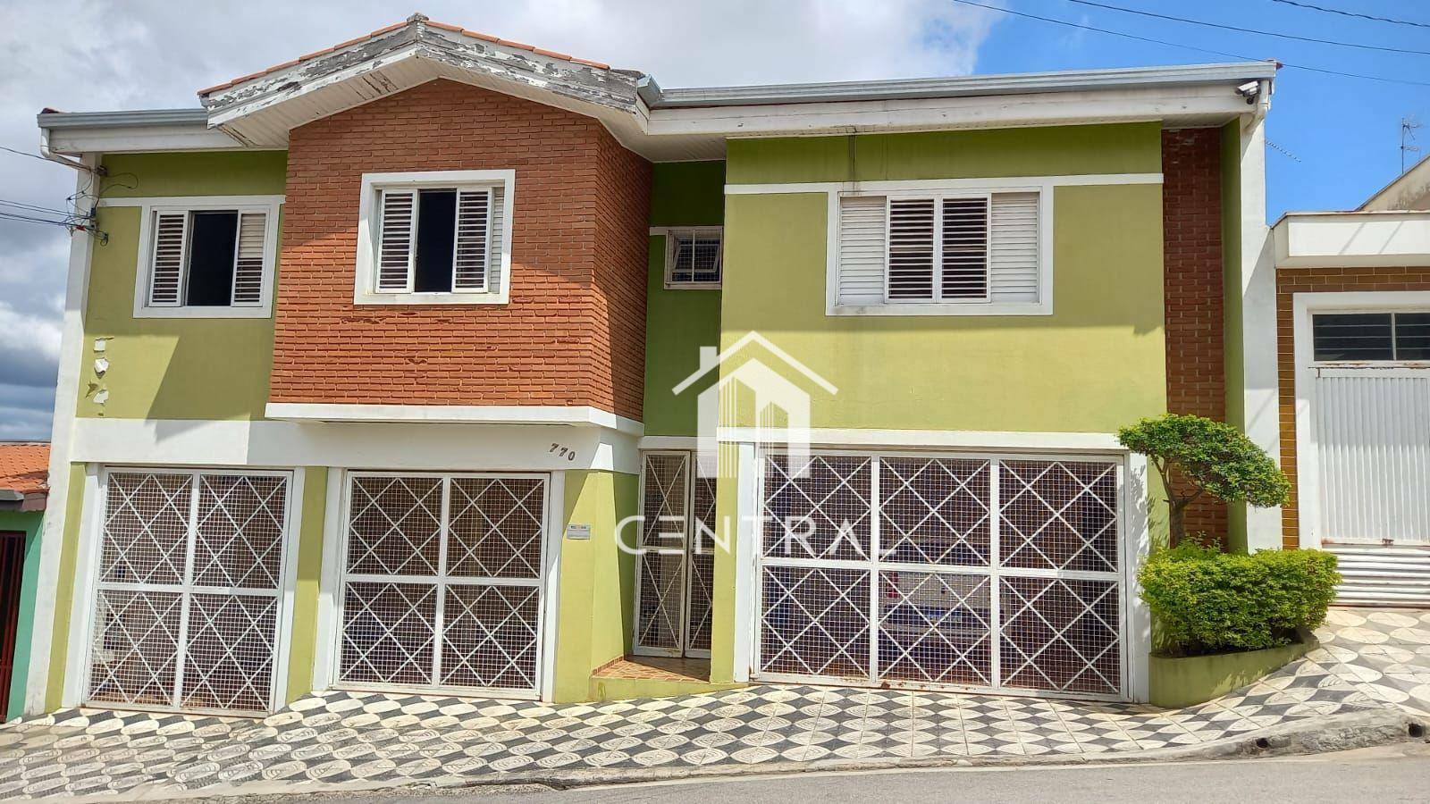 Sobrado à venda com 4 quartos, 257m² - Foto 1