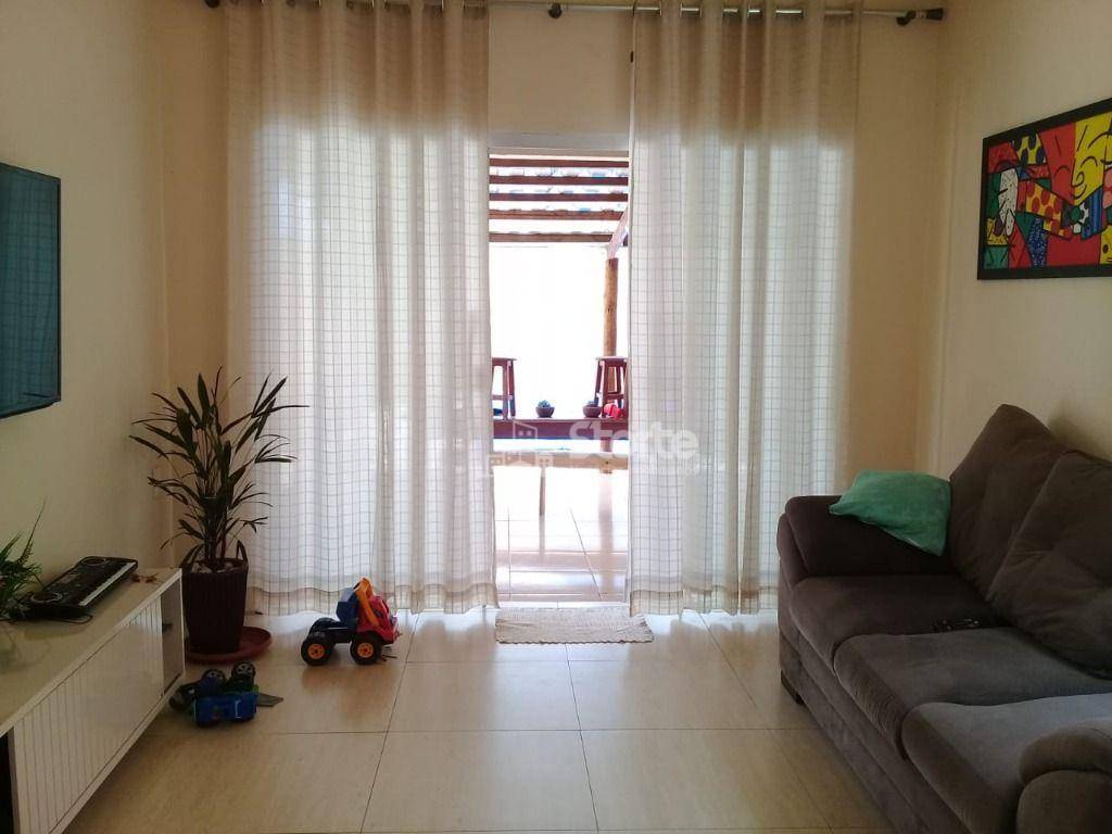 Casa à venda com 3 quartos, 160m² - Foto 1