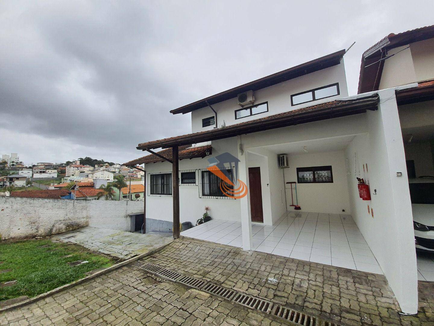 Casa de Condomínio à venda com 4 quartos, 200m² - Foto 1