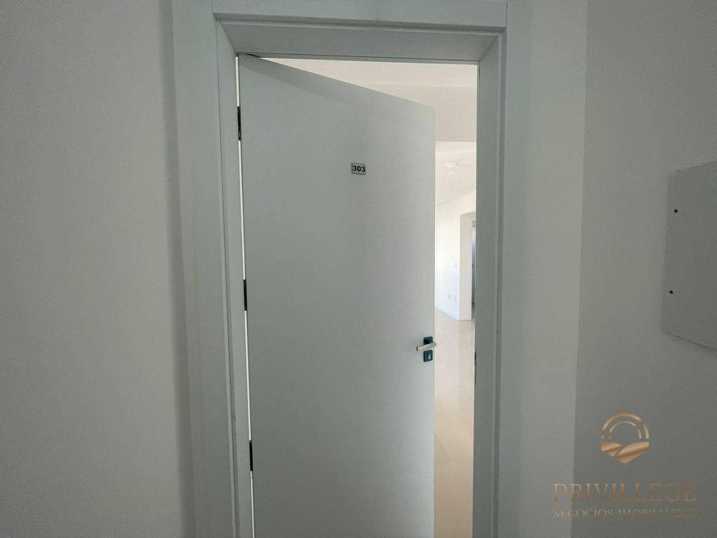 Apartamento à venda com 2 quartos, 61m² - Foto 2