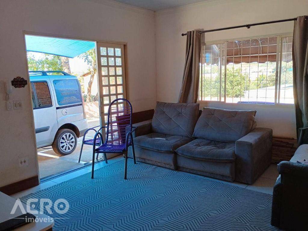 Casa à venda com 3 quartos, 106m² - Foto 1