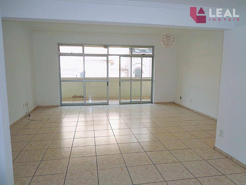 Apartamento à venda com 3 quartos, 147m² - Foto 2