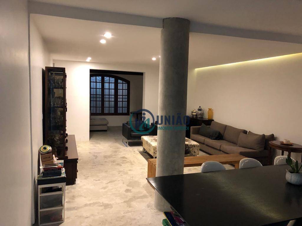 Casa à venda com 6 quartos, 425m² - Foto 1