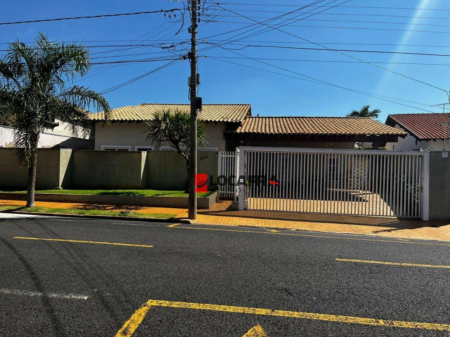 Casa para alugar com 4 quartos, 346m² - Foto 1