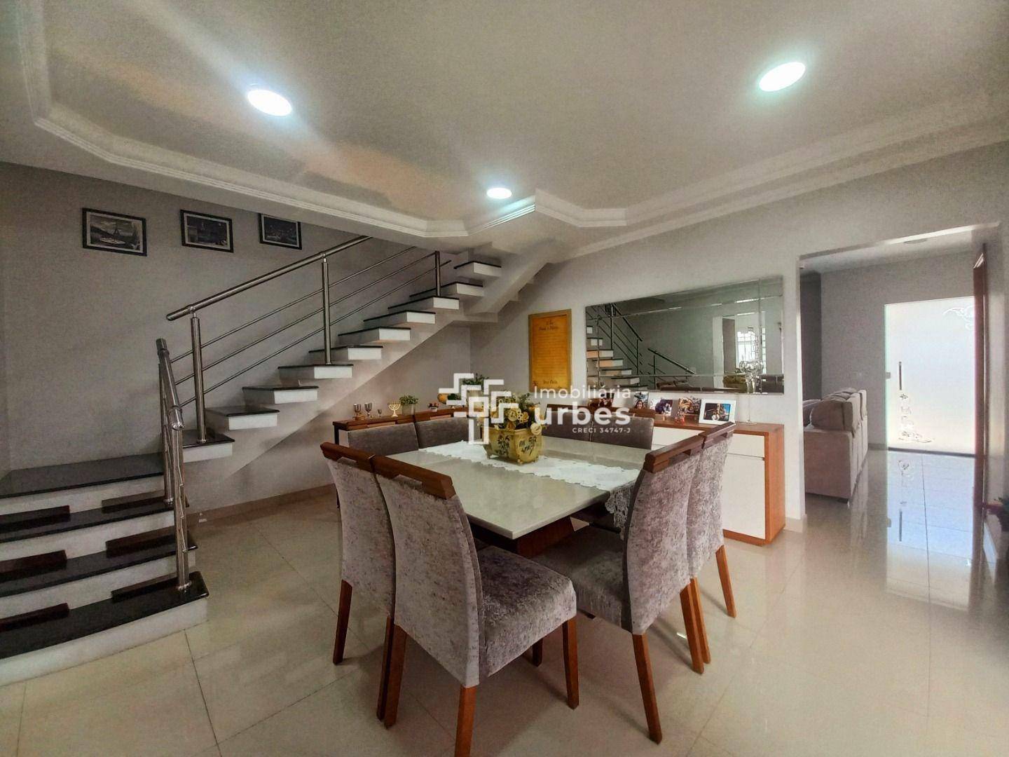 Casa à venda com 3 quartos, 347m² - Foto 1