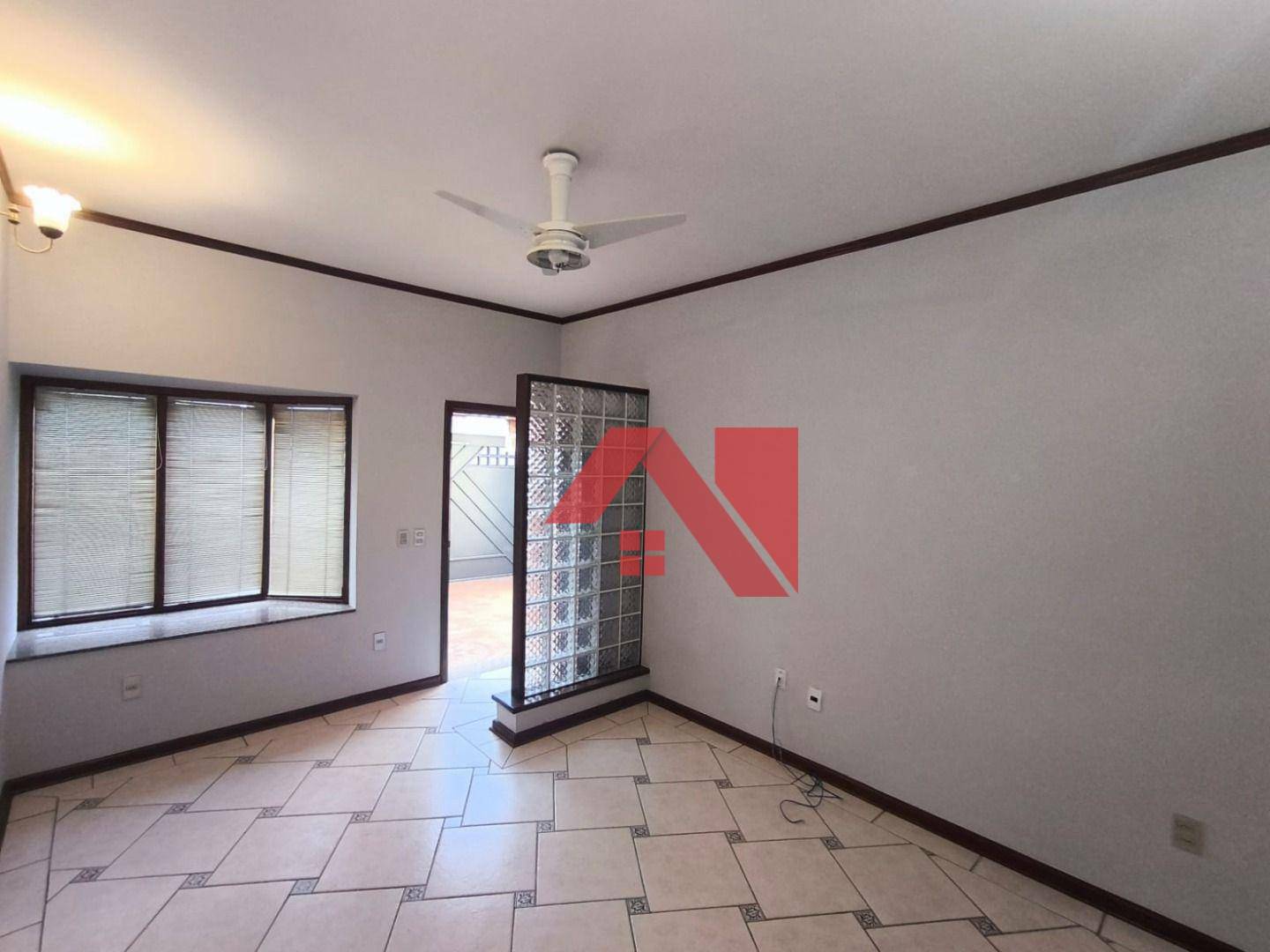 Casa à venda e aluguel com 3 quartos, 218m² - Foto 3