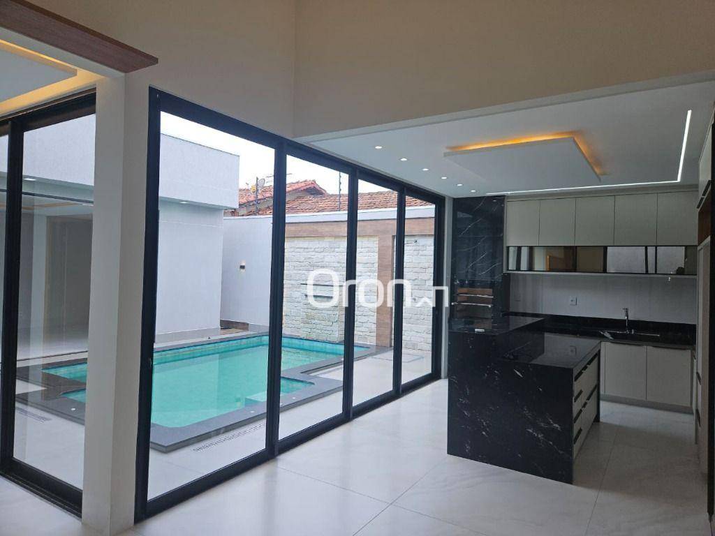 Casa à venda com 4 quartos, 230m² - Foto 1