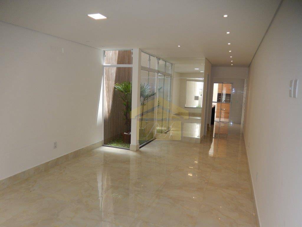 Sobrado à venda com 4 quartos, 200m² - Foto 1