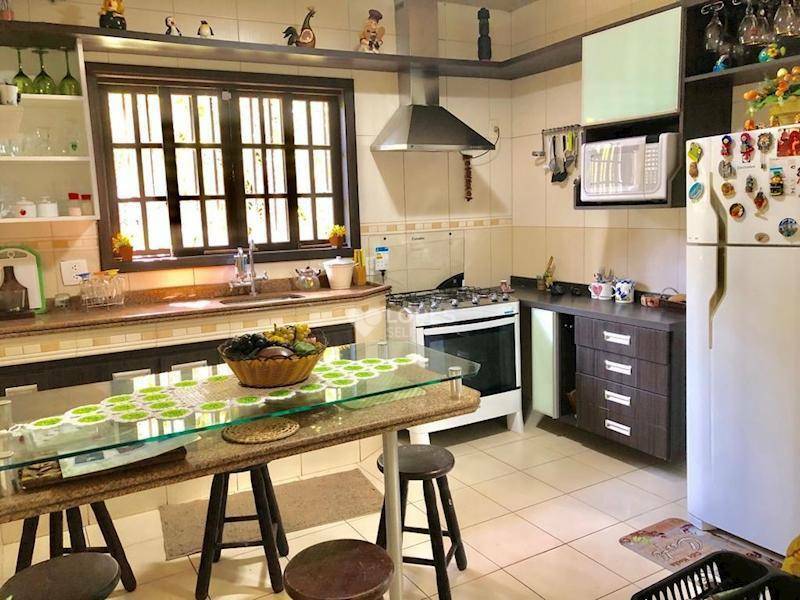 Casa de Condomínio à venda com 4 quartos, 262m² - Foto 1