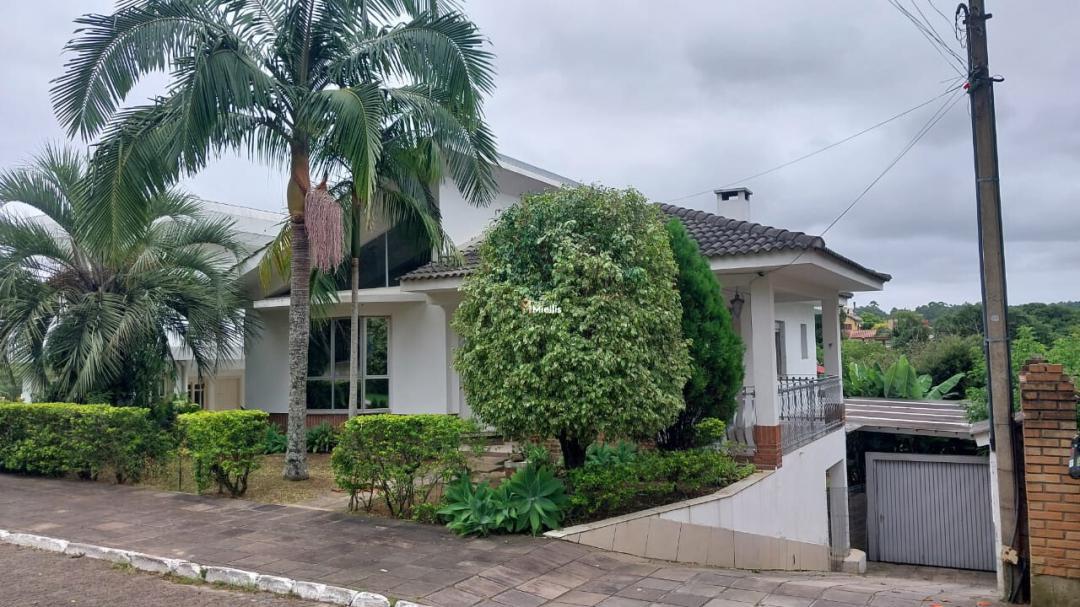 Casa de Condomínio à venda com 4 quartos, 300m² - Foto 1