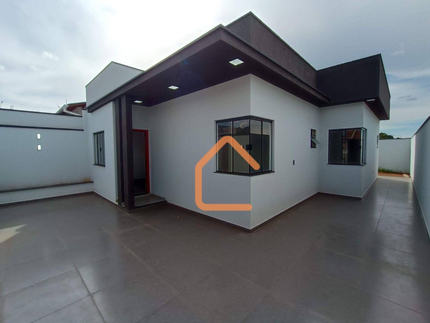 Casa à venda com 3 quartos, 105m² - Foto 1