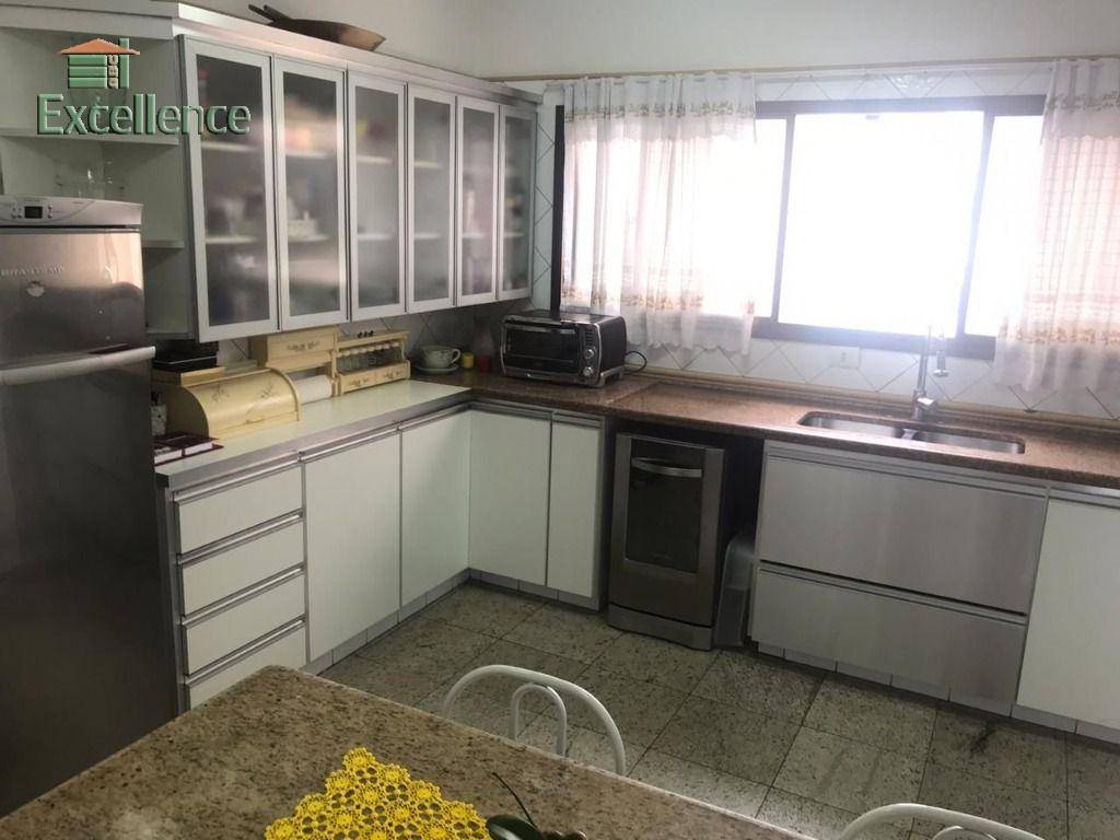 Apartamento à venda com 4 quartos, 230m² - Foto 1