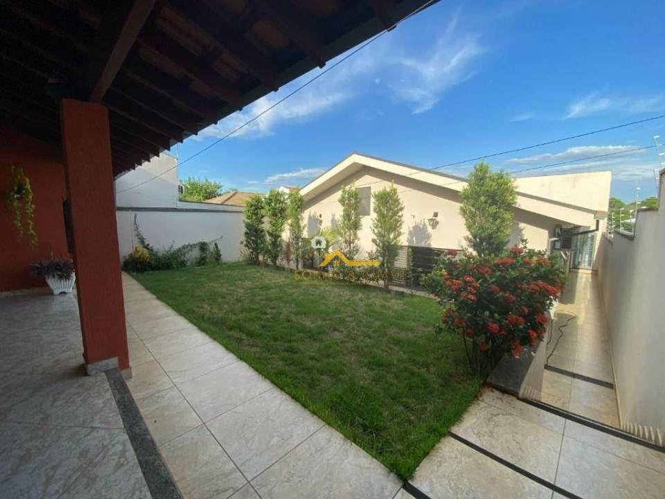 Casa à venda e aluguel com 3 quartos, 176m² - Foto 1