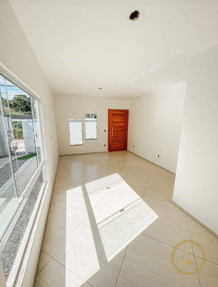 Casa à venda com 3 quartos, 77m² - Foto 1