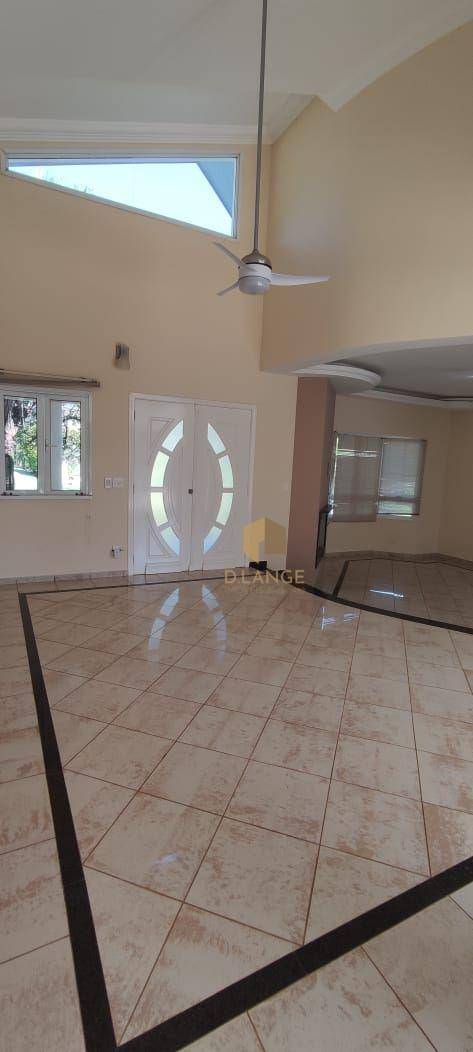 Casa de Condomínio para alugar com 5 quartos, 300m² - Foto 2