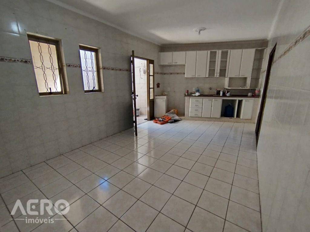 Casa para alugar com 2 quartos, 150m² - Foto 14