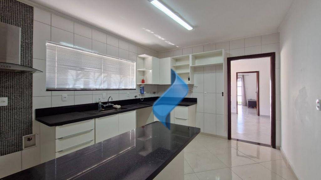 Casa para alugar com 4 quartos, 250m² - Foto 17