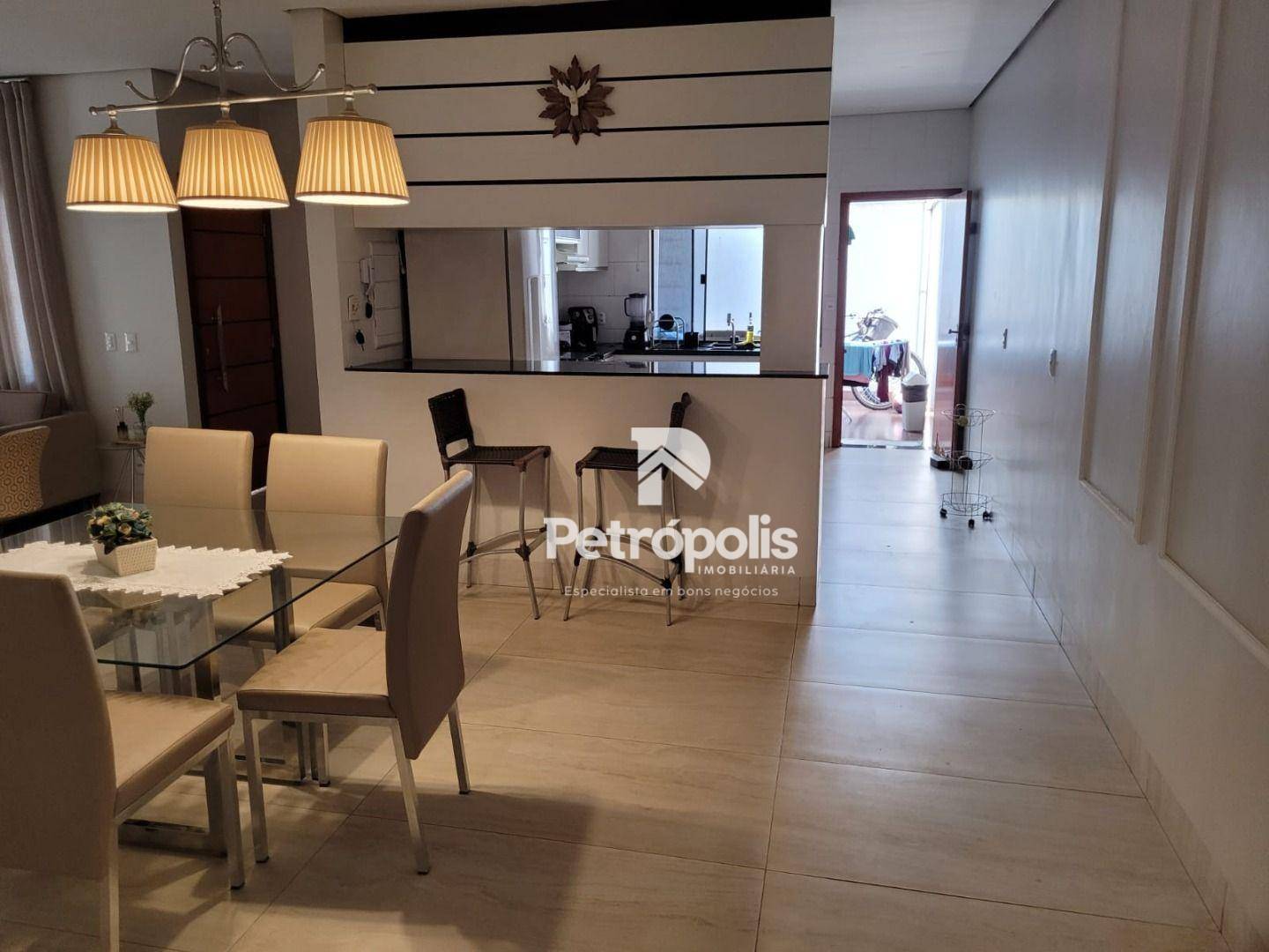 Casa à venda com 4 quartos, 220m² - Foto 3