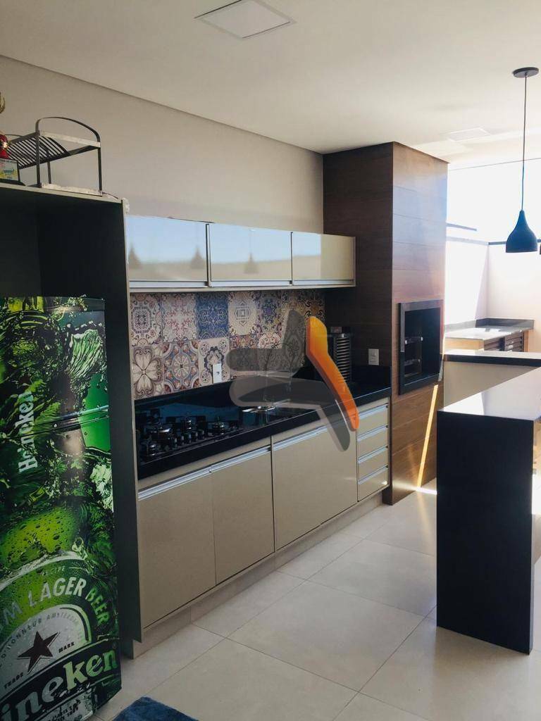 Casa à venda com 3 quartos, 235m² - Foto 2