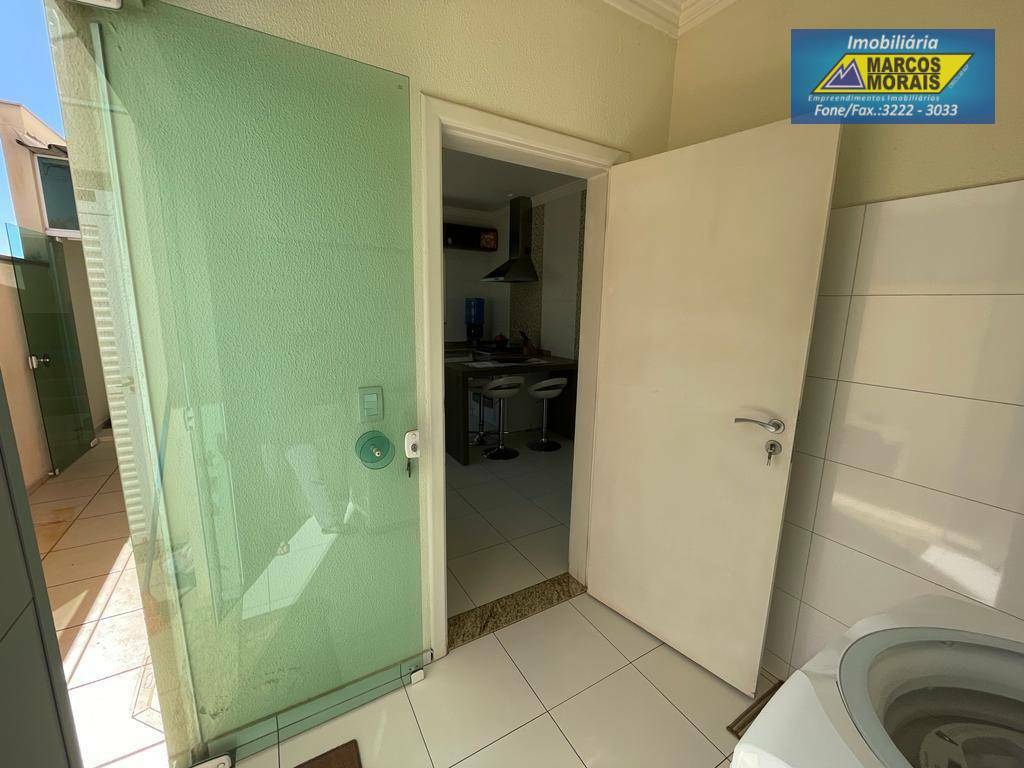 Casa de Condomínio à venda com 3 quartos, 224m² - Foto 4