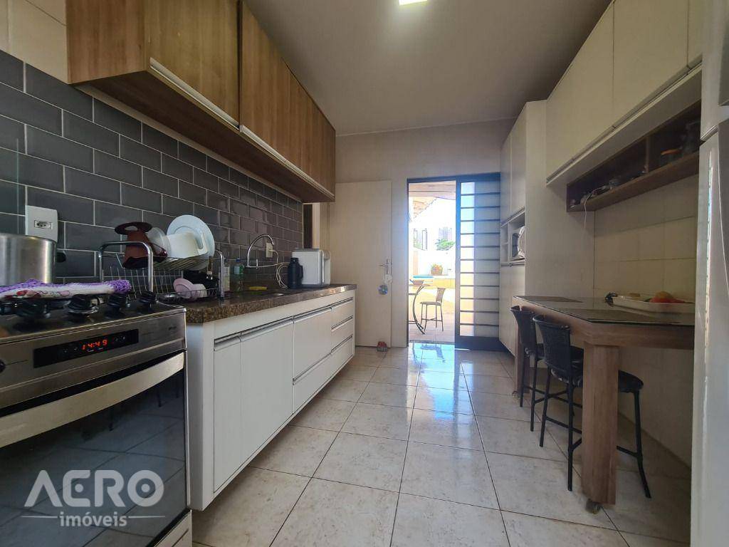 Casa à venda com 3 quartos, 347m² - Foto 23