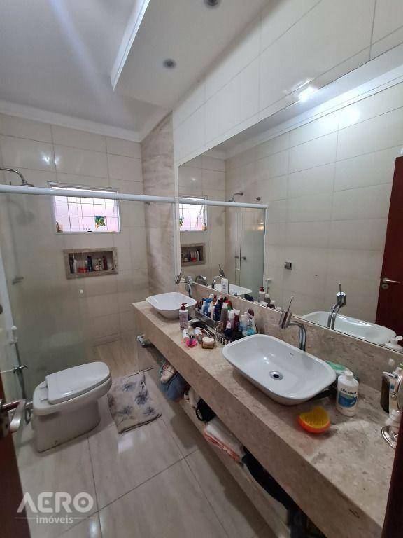 Casa de Condomínio à venda com 3 quartos, 220m² - Foto 3