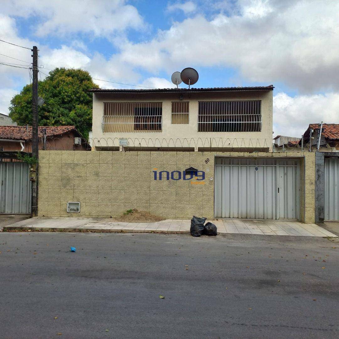 Casa à venda com 4 quartos, 300m² - Foto 1