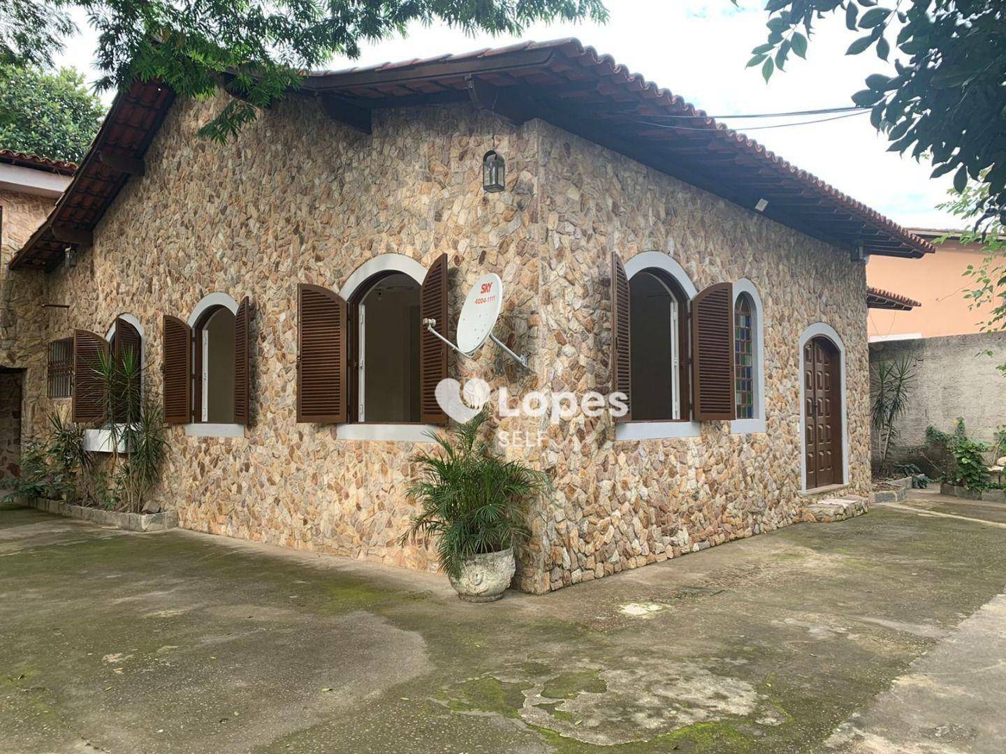 Casa à venda com 4 quartos, 214m² - Foto 1