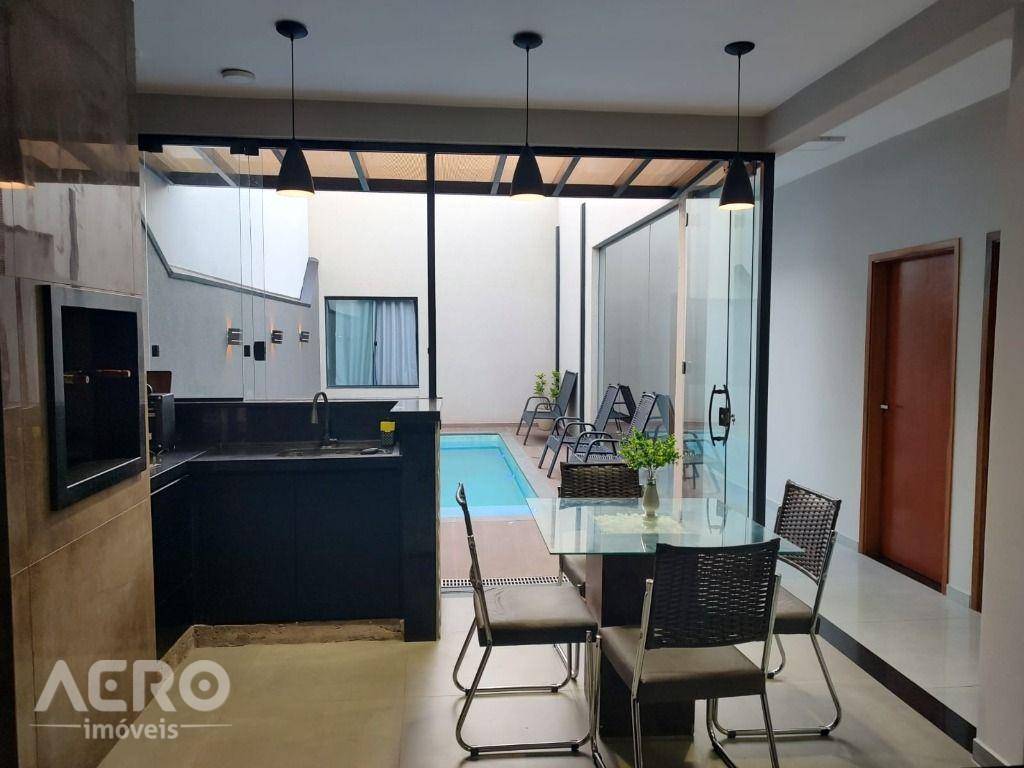 Casa à venda com 3 quartos, 168m² - Foto 1