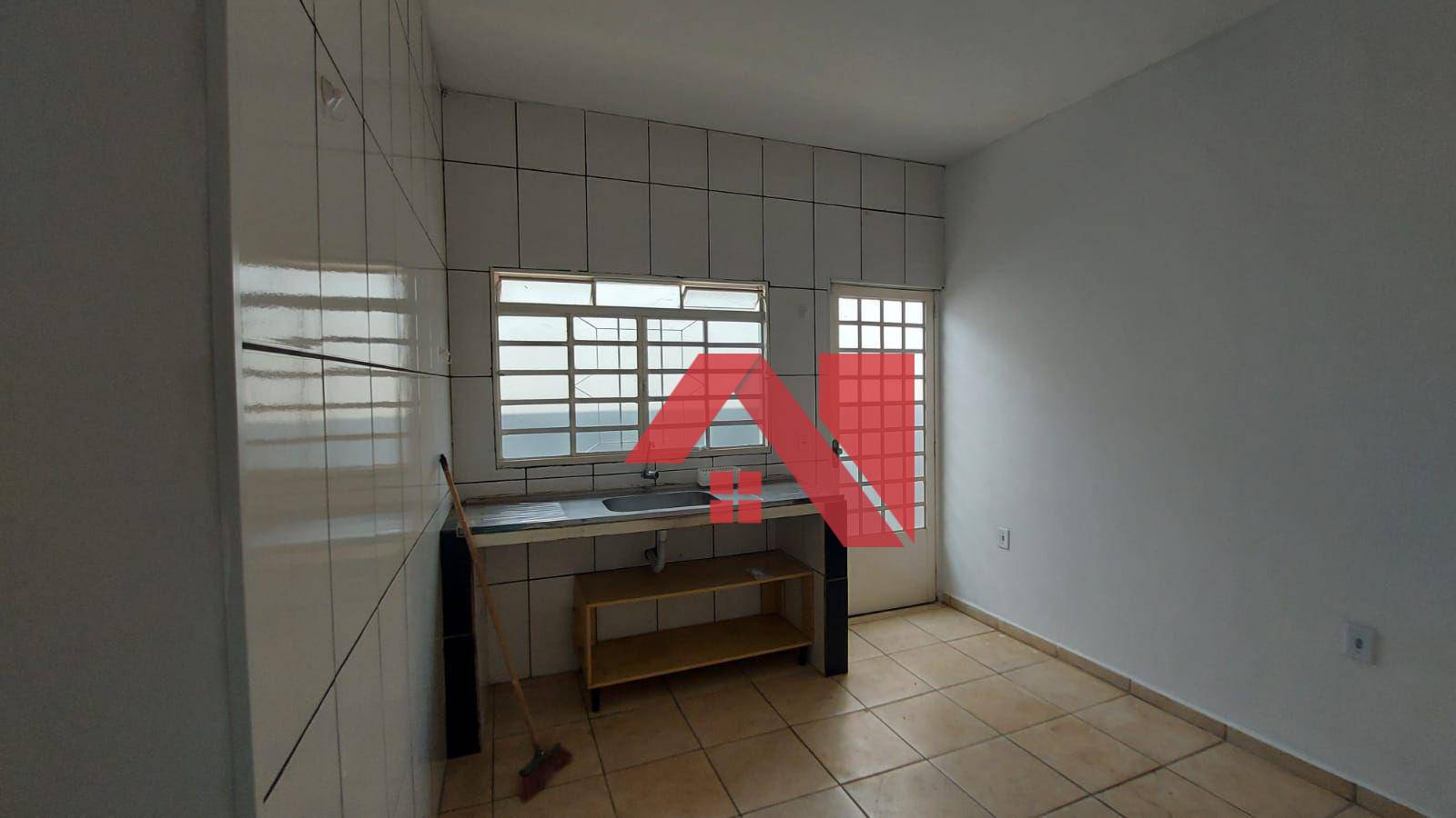 Casa à venda com 2 quartos, 70m² - Foto 1