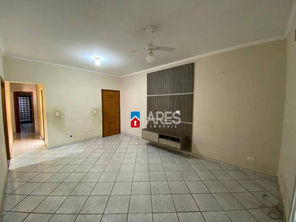 Casa para alugar com 3 quartos, 189m² - Foto 1