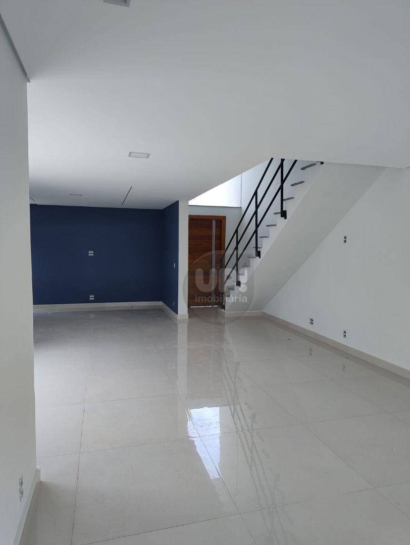 Casa à venda com 3 quartos, 211m² - Foto 4