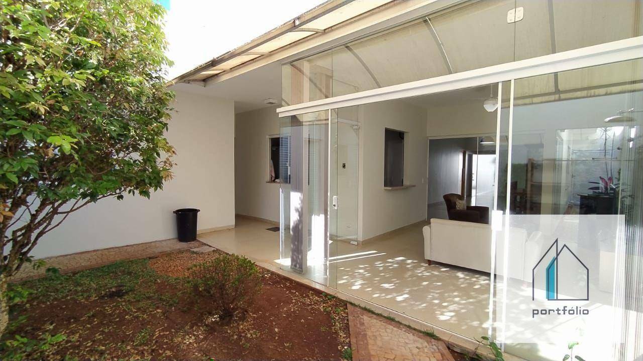 Casa à venda com 4 quartos, 200m² - Foto 1