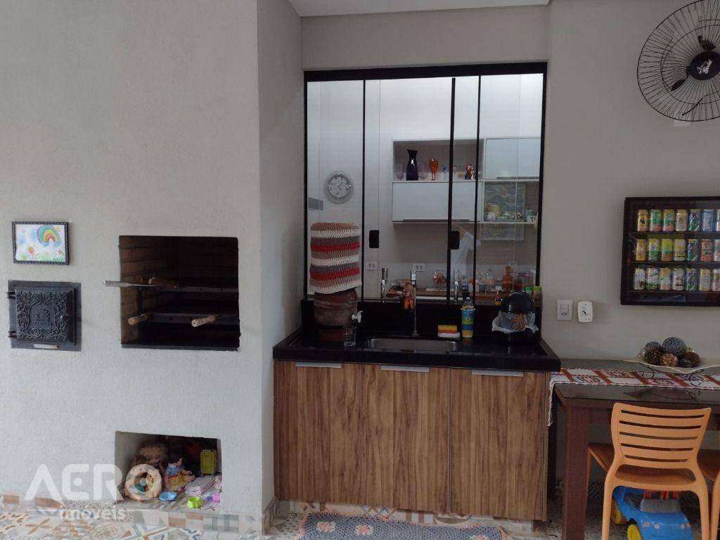 Casa de Condomínio à venda com 3 quartos, 220m² - Foto 2