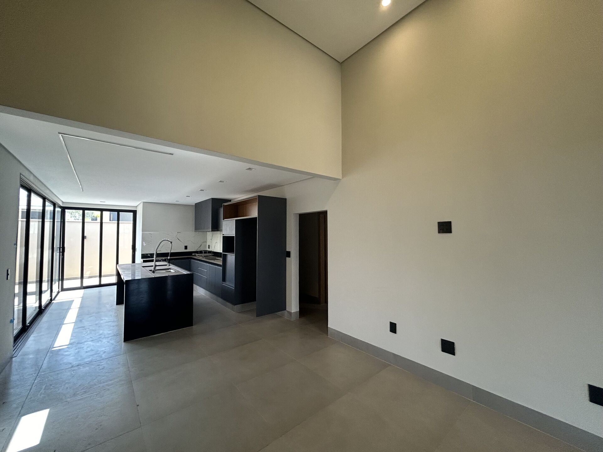 Casa à venda com 3 quartos, 195m² - Foto 1