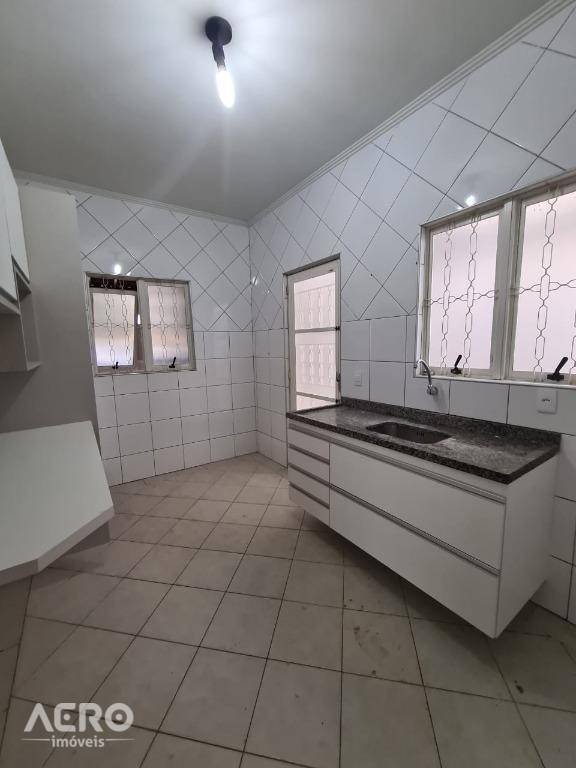 Casa à venda com 4 quartos, 200m² - Foto 13