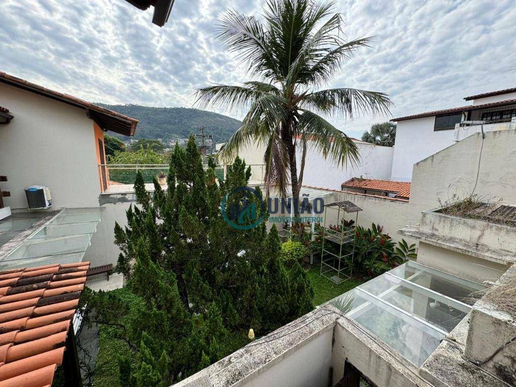 Casa à venda com 4 quartos, 300m² - Foto 4