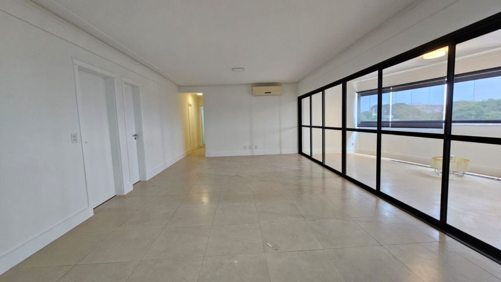 Apartamento para alugar com 3 quartos, 157m² - Foto 1