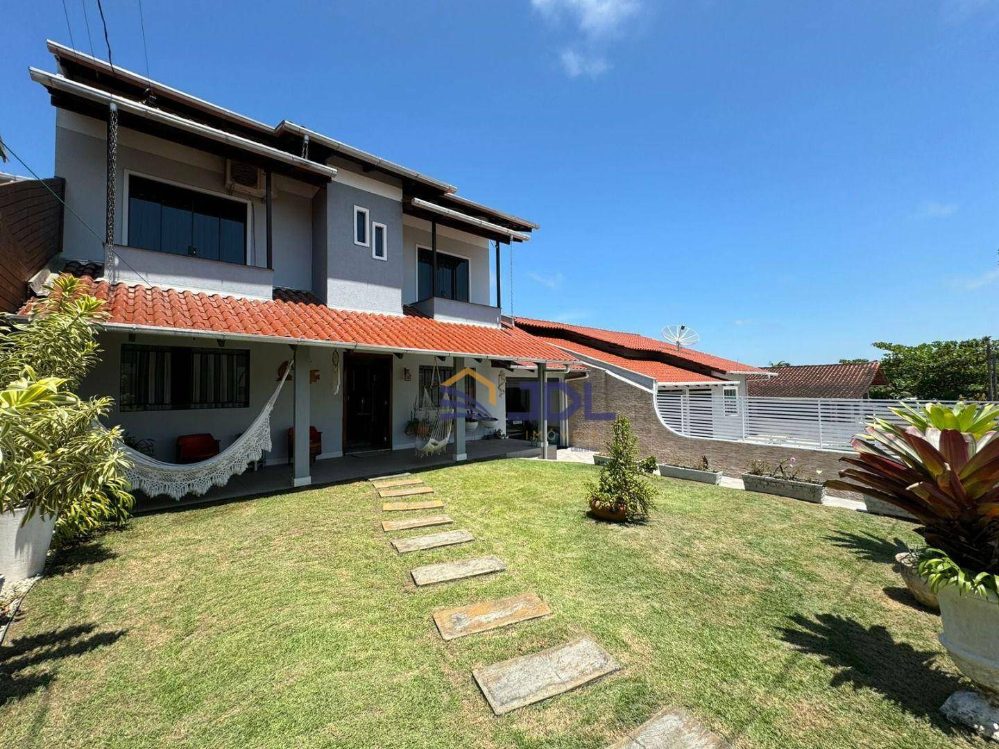 Casa à venda com 4 quartos, 210m² - Foto 1