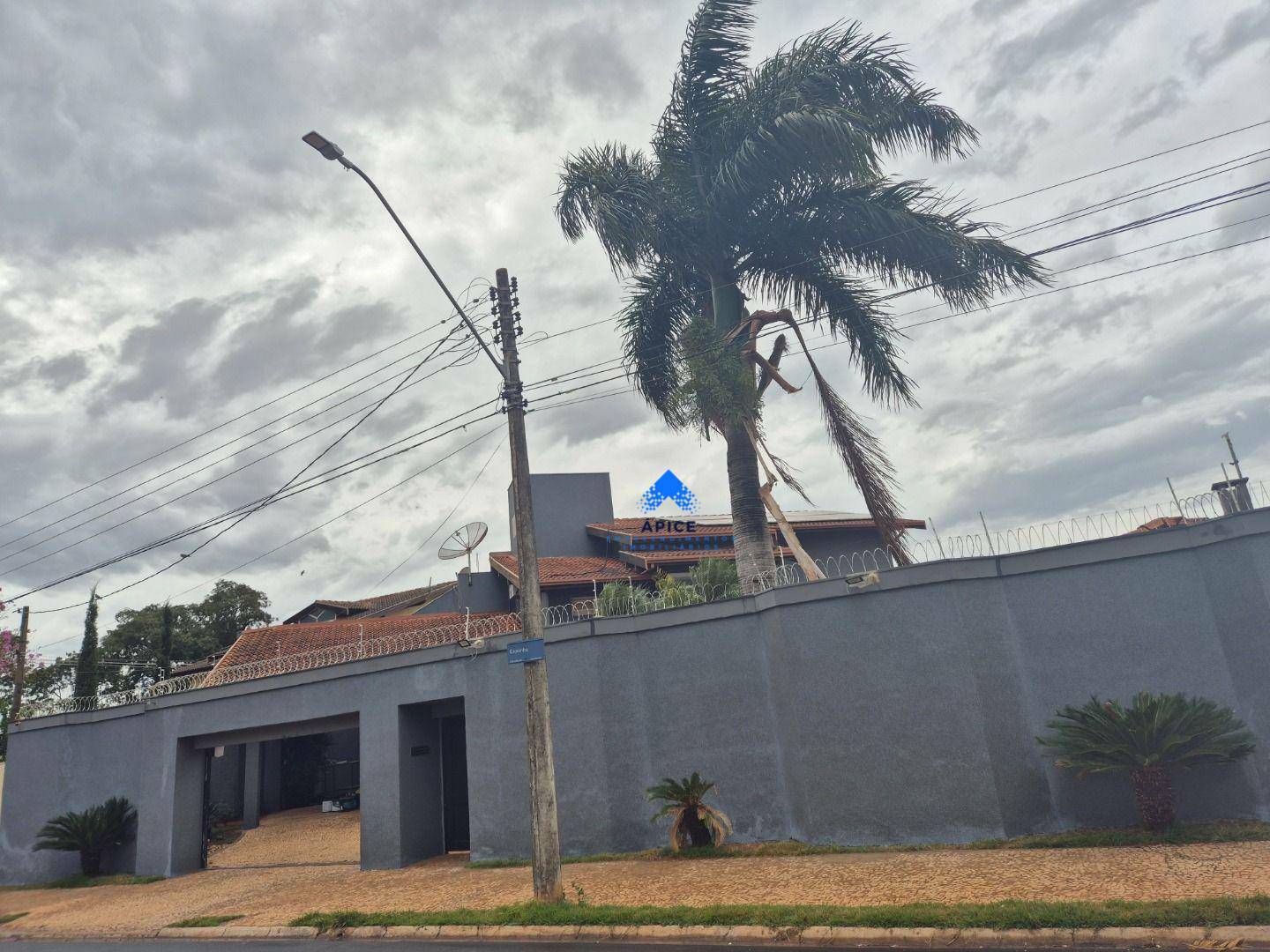 Casa à venda com 3 quartos, 560m² - Foto 1
