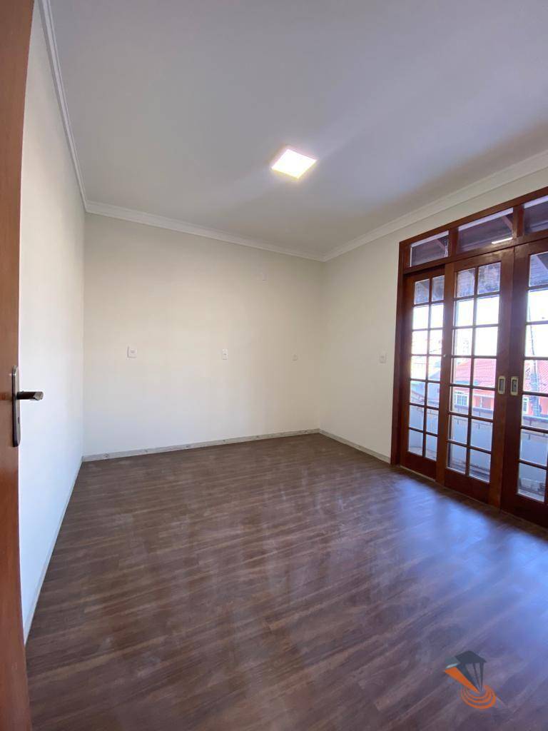 Casa à venda com 3 quartos, 260m² - Foto 4