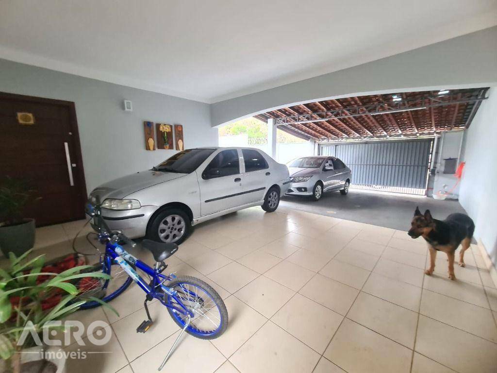 Casa à venda com 3 quartos, 242m² - Foto 3