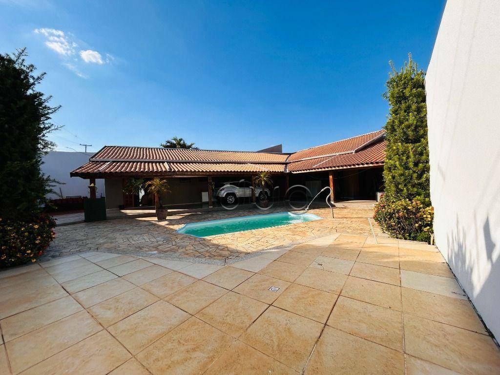 Casa à venda com 3 quartos, 175m² - Foto 1