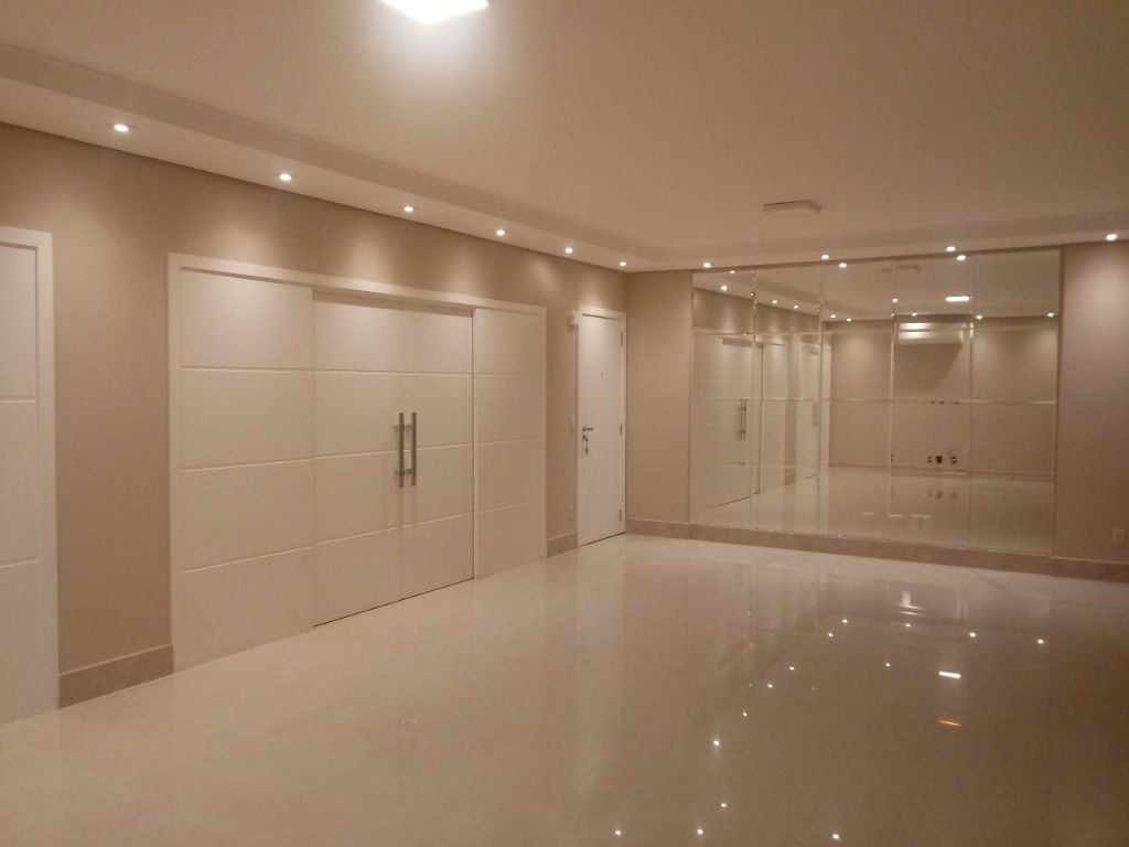 Apartamento para alugar com 3 quartos, 157m² - Foto 1